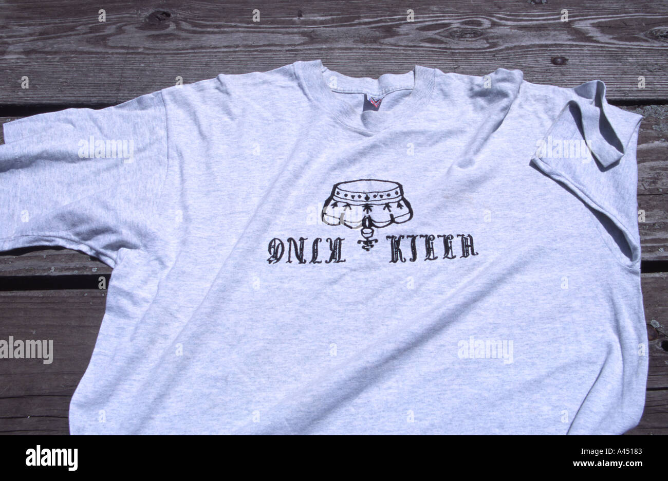 Vêtements liées aux gangs. Confisqués à membre de gang. Tueur de roi à l'envers est un signe de respect à l'encontre des Latin Kings. Banque D'Images