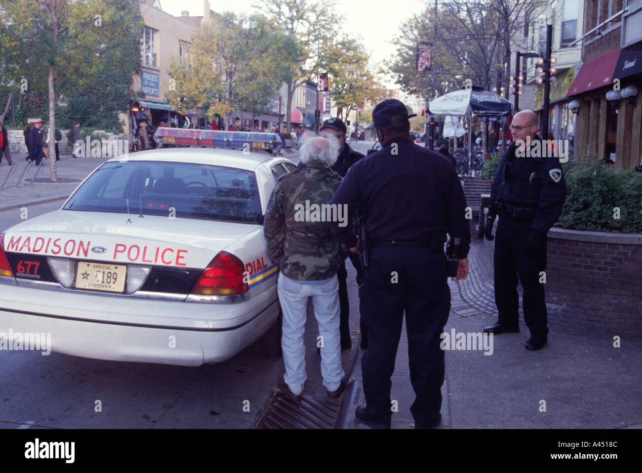 Arrêter le centre-ville de Madison Wisconsin USA. La police arrête un homme âgé pour troubler la paix. L'homme pris de désintoxiquer. Banque D'Images