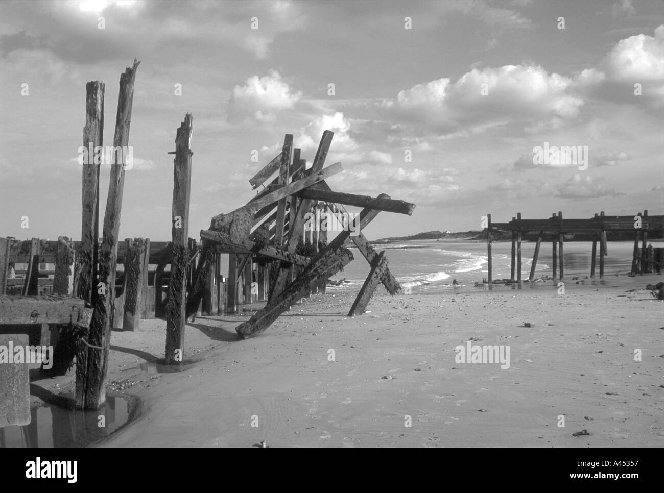 Les défenses maritimes endommagées à happisburgh, Norfolk, East Anglia, Angleterre, Grande-Bretagne, Royaume-Uni. Banque D'Images