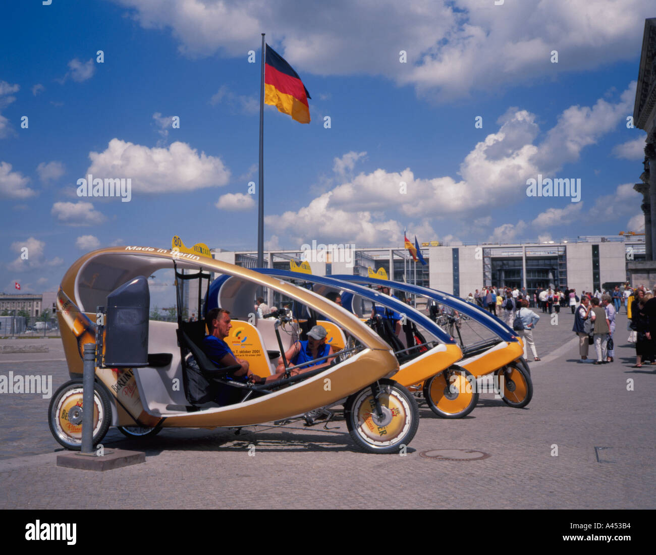 Des taxis à l'extérieur de la pédale le Reichstag, Berlin, Allemagne. Banque D'Images