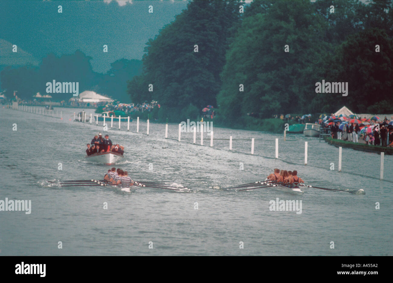 L'Aviron huit de pointe dans la pluie au Henley Royal Regatta sur la Tamise dans l'Oxfordshire England UK Banque D'Images