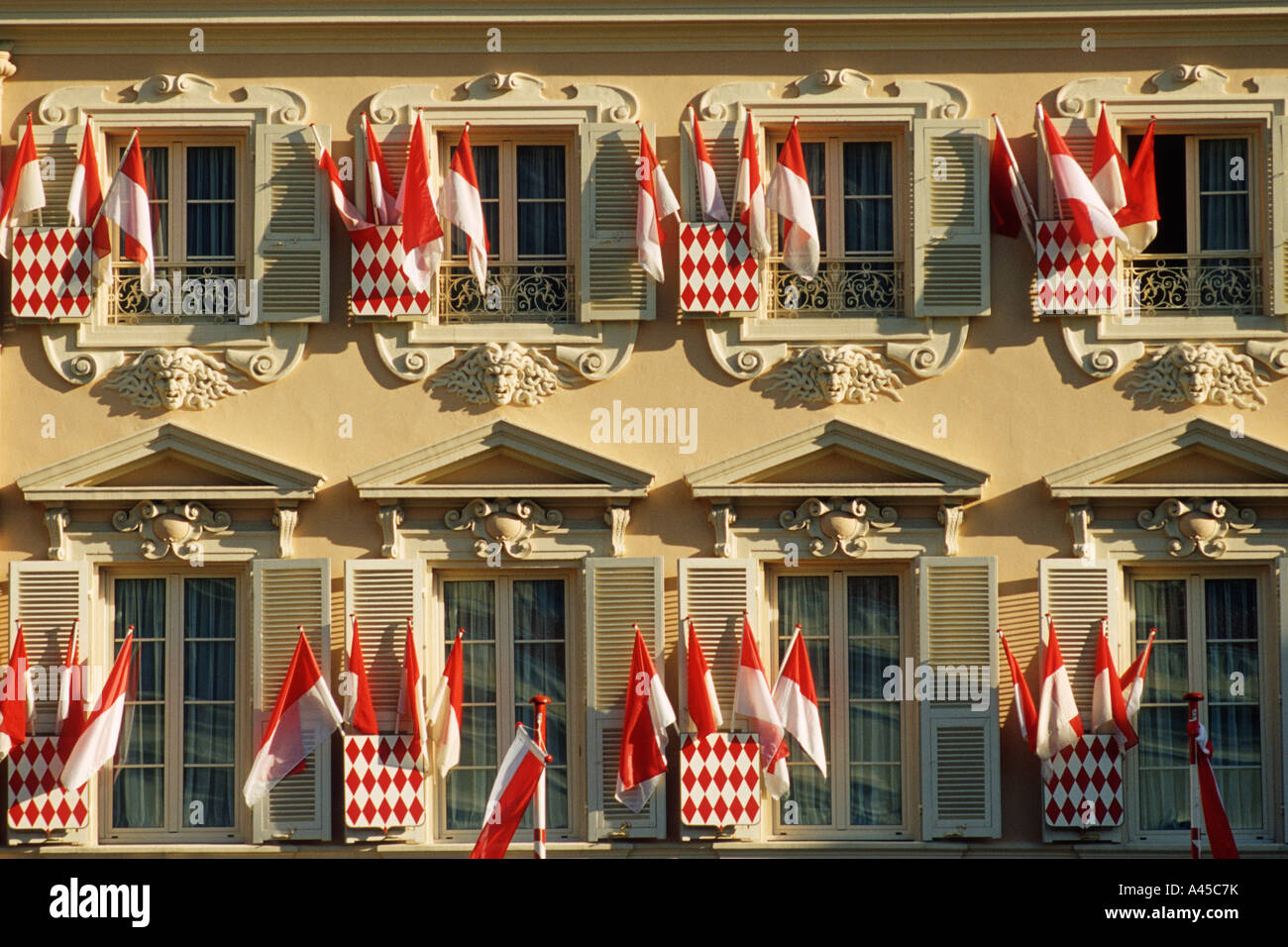 Le Rocher monégasque Monaco drapeaux ornent les casernes de carabiniers sur la Place du Palais pour la fête nationale Banque D'Images