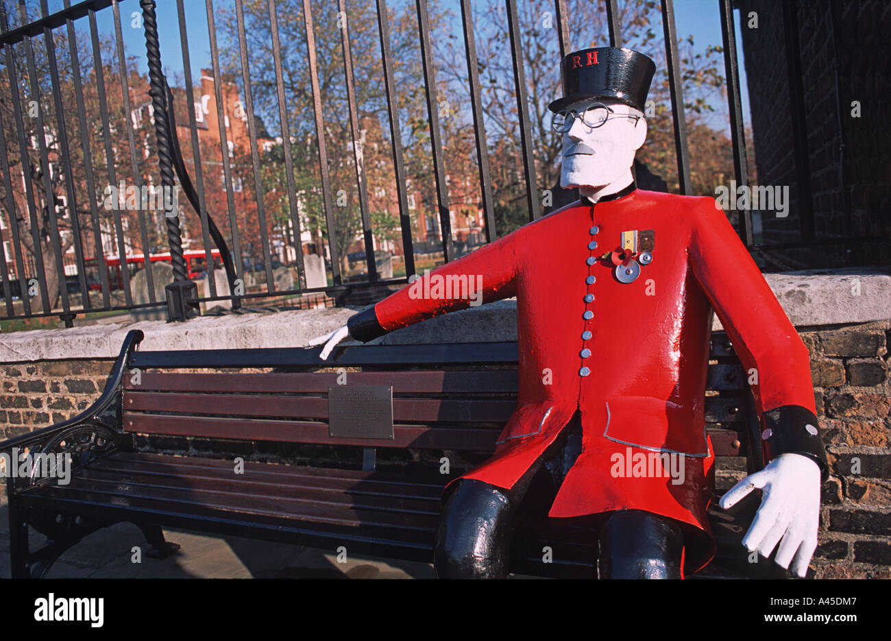 Sculpture d'un pensionné Chelsea assis sur un banc à l'intérieur du terrain de l'Hôpital Royal de Chelsea Londres Angleterre Banque D'Images