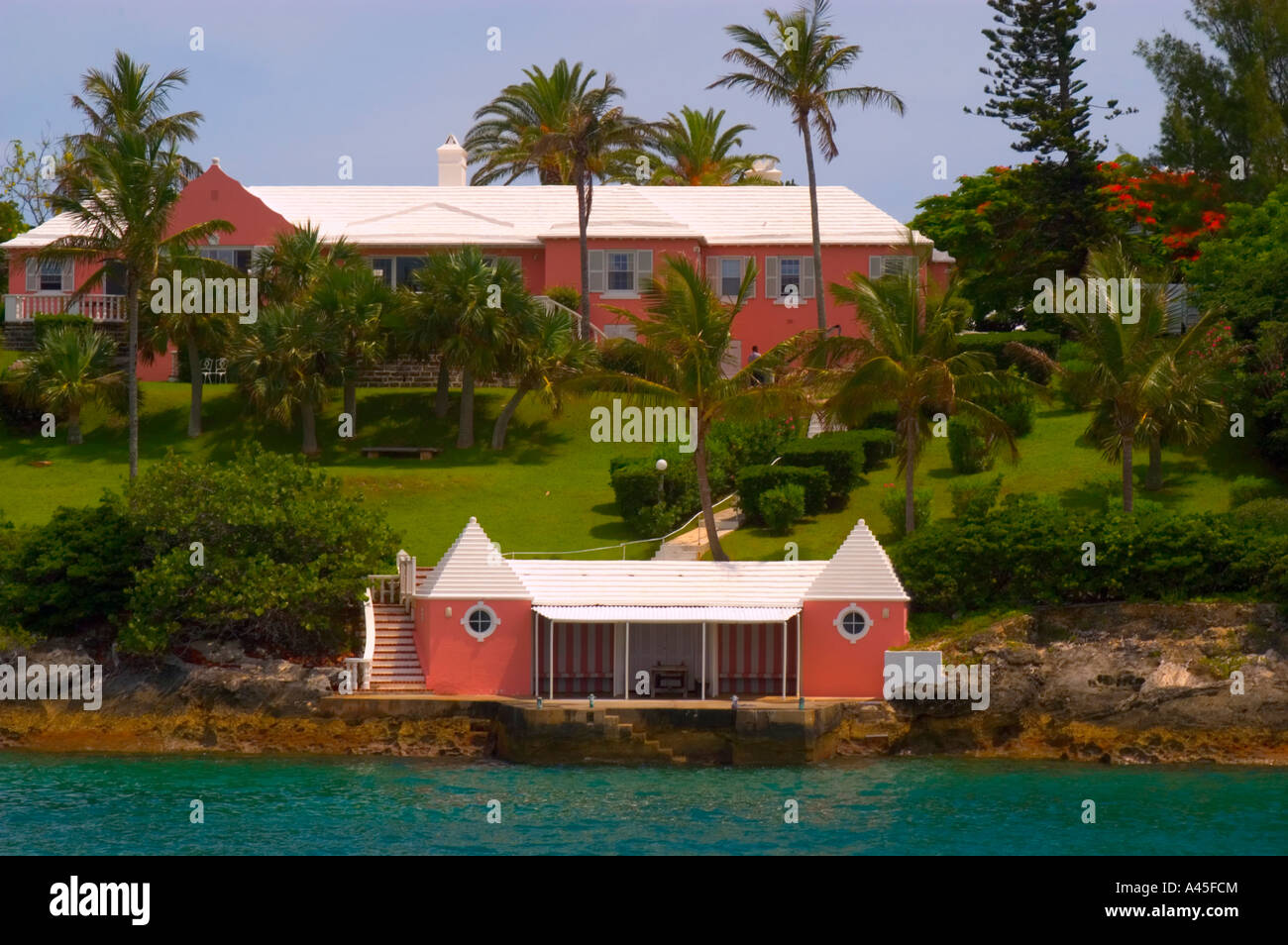 Maison à Pembroke Parish donnent sur la baie d'une remise à bateaux imite le design et la couleur de la demeure plus élevé sur la colline Banque D'Images