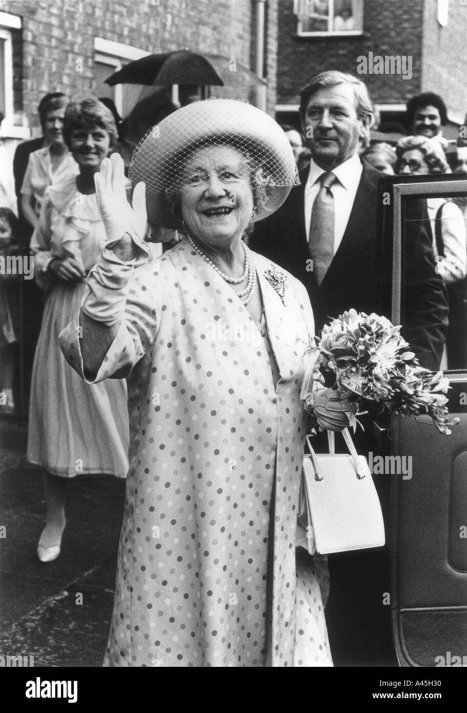 La reine mère 1983 forme à la foule alors qu'elle se distingue par sa voiture uk Banque D'Images