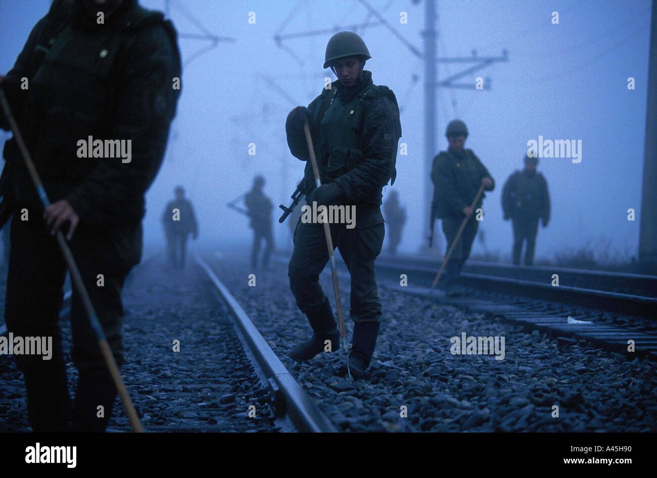 Les soldats russes à mines antichar sur un pont qui traverse le fleuve railrod terek tchétchénie jan 1995 Banque D'Images