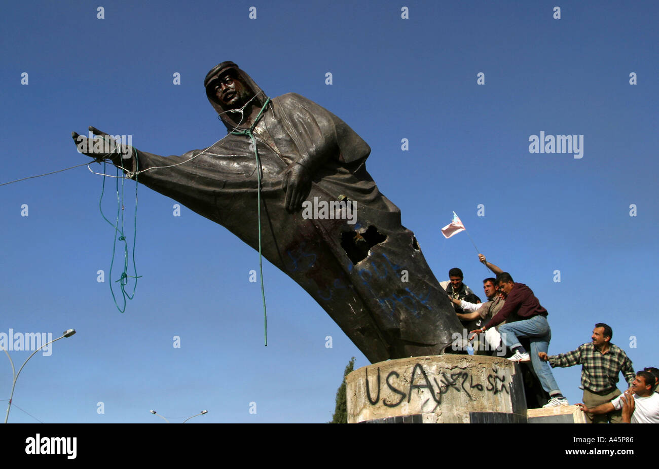 Irakiens renverser une statue du dictateur Saddam Hussein comme la ville de Kirkouk est libérée par une force combinée de combattants kurdes pershmerga et soldats des forces spéciales us Banque D'Images