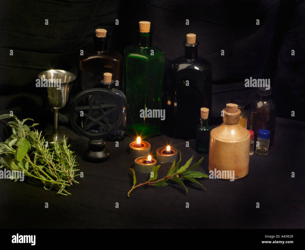 Les bouteilles de potion et fines herbes Banque D'Images