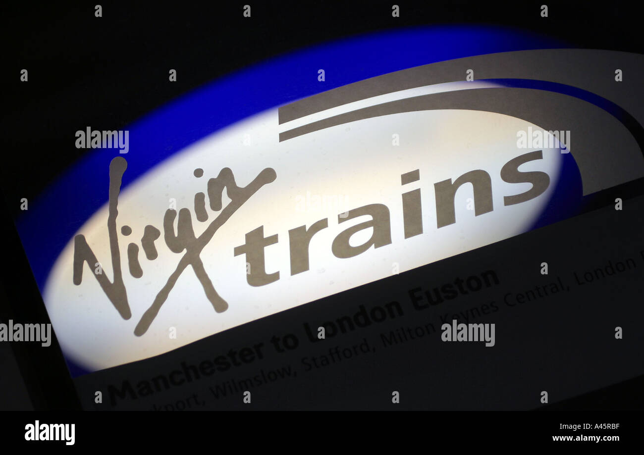 La vierge apparaît le logo sur la porte passager fenêtre d'un train à grande vitesse pendalino géré par Virgin Trains La gare de Euston Londres Banque D'Images