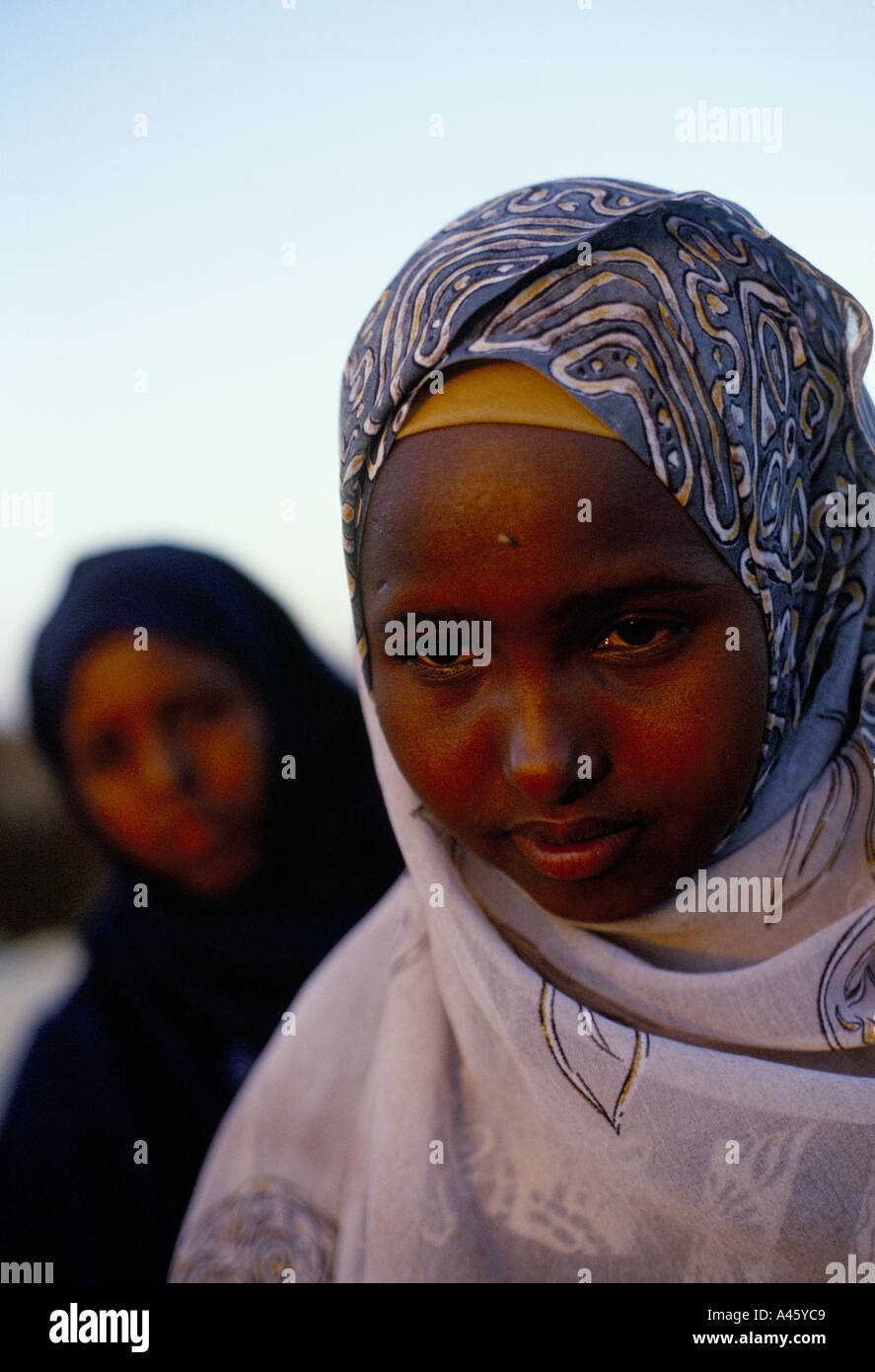 Deux jeunes filles portant le hijab paysanne dans un village près d'Hargeisa dans l'auto déclaré indépendant pays de Somaliland Banque D'Images