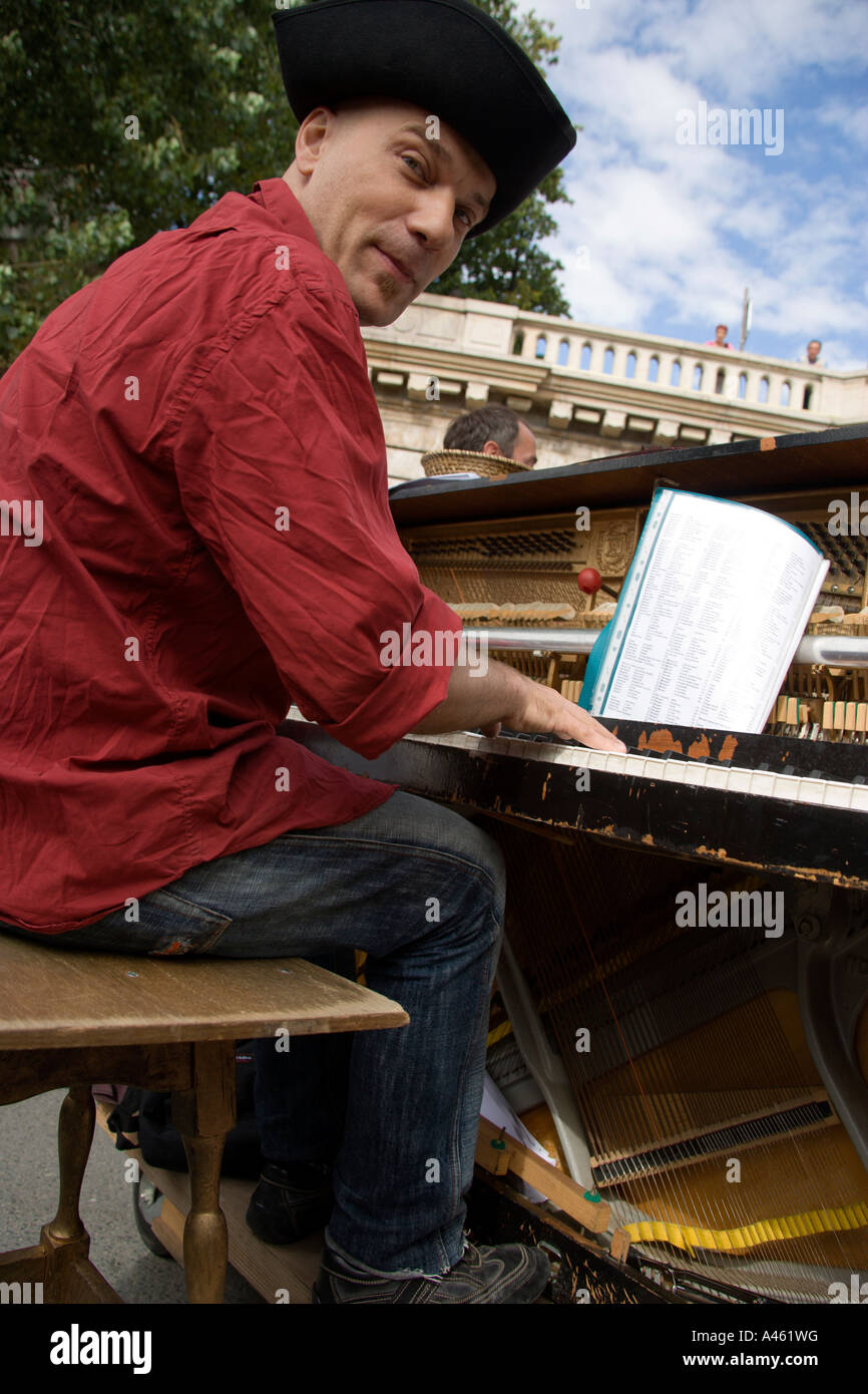 FRANCE Ile de France Paris Le Paris Plage Plage urbaine. Piano player émerveillant à marcher le long de la voie Georges Pompidou. Banque D'Images