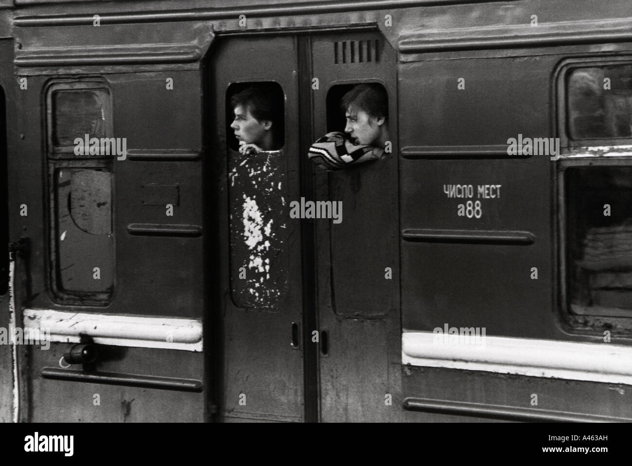 Les jeunes hommes russes à la recherche d'un train à Smolensk n° 17 Banque D'Images