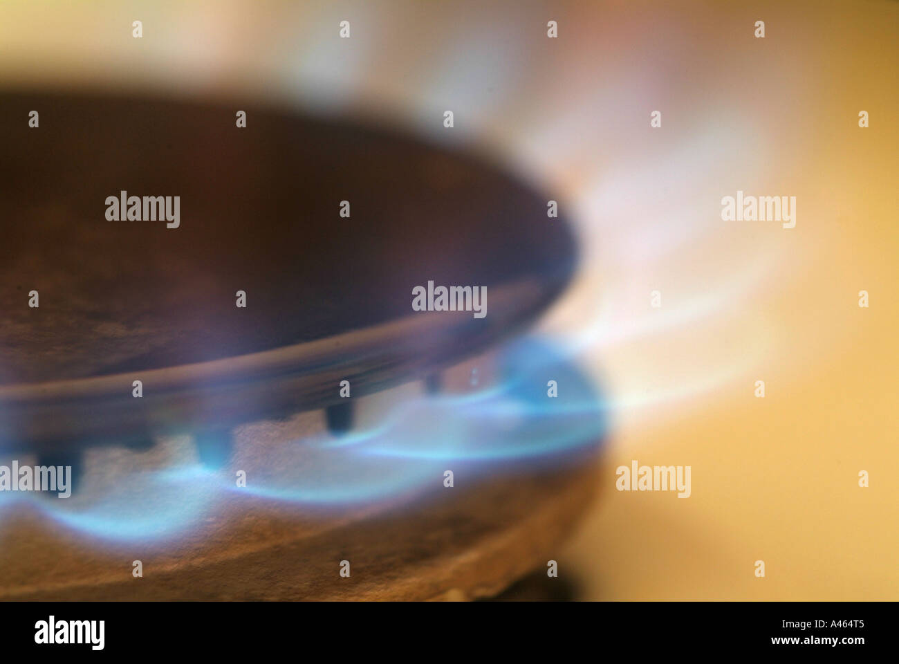 Cook avec gaz/gaz naturel sur une cuisinière à gaz, gasflame avec flamme bleu. Banque D'Images