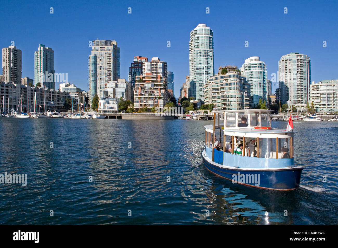 False Creek à l'île Granville Ferry en vue de condos, Vancouver, British Columbia, Canada.. Banque D'Images