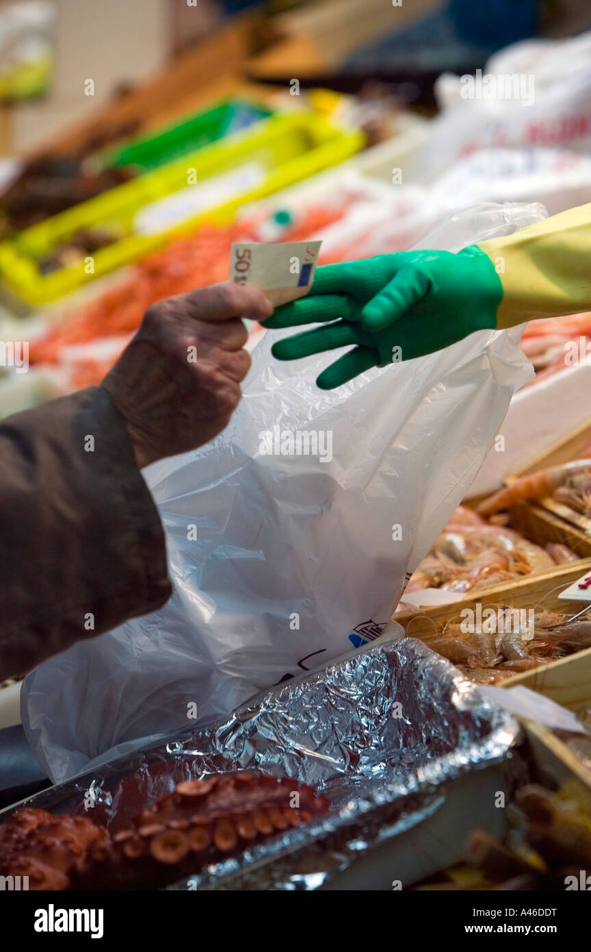 Le client paie pour les poissons avec 50 euro note in Mercado de la Rivera, Bilbao, Pays Basque, Pays Basque, Espagne. Banque D'Images