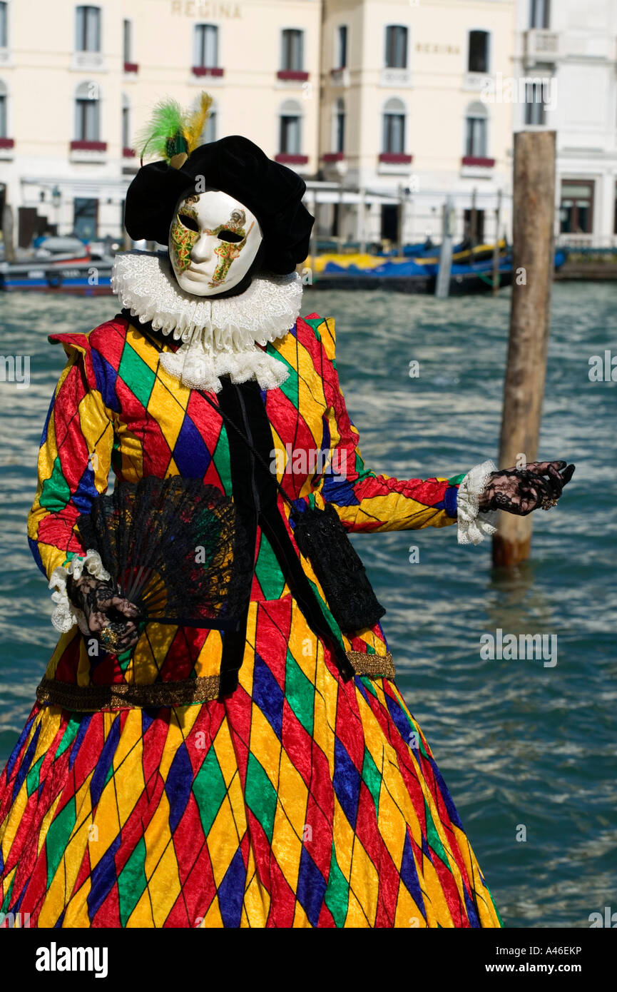 Carnaval de Venise, femme en costume pose par le canal Photo Stock