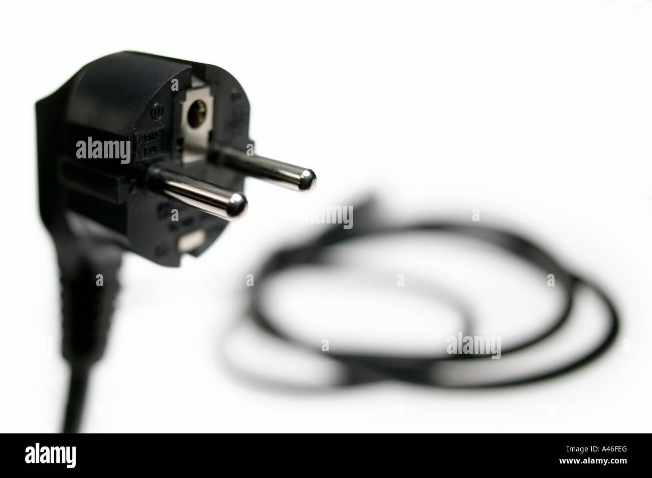 Prise et cable sur fond blanc Banque D'Images