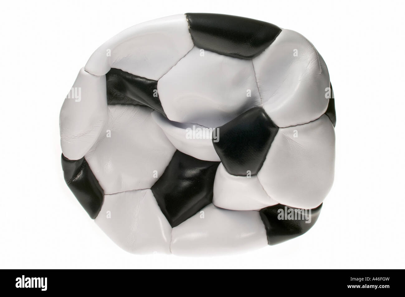 Un ballon de foot dégonflé sur fond blanc Banque D'Images