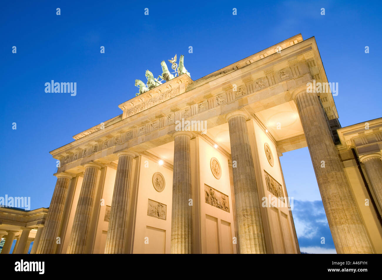 La porte de Brandebourg dans la soirée, Berlin, Allemagne Banque D'Images
