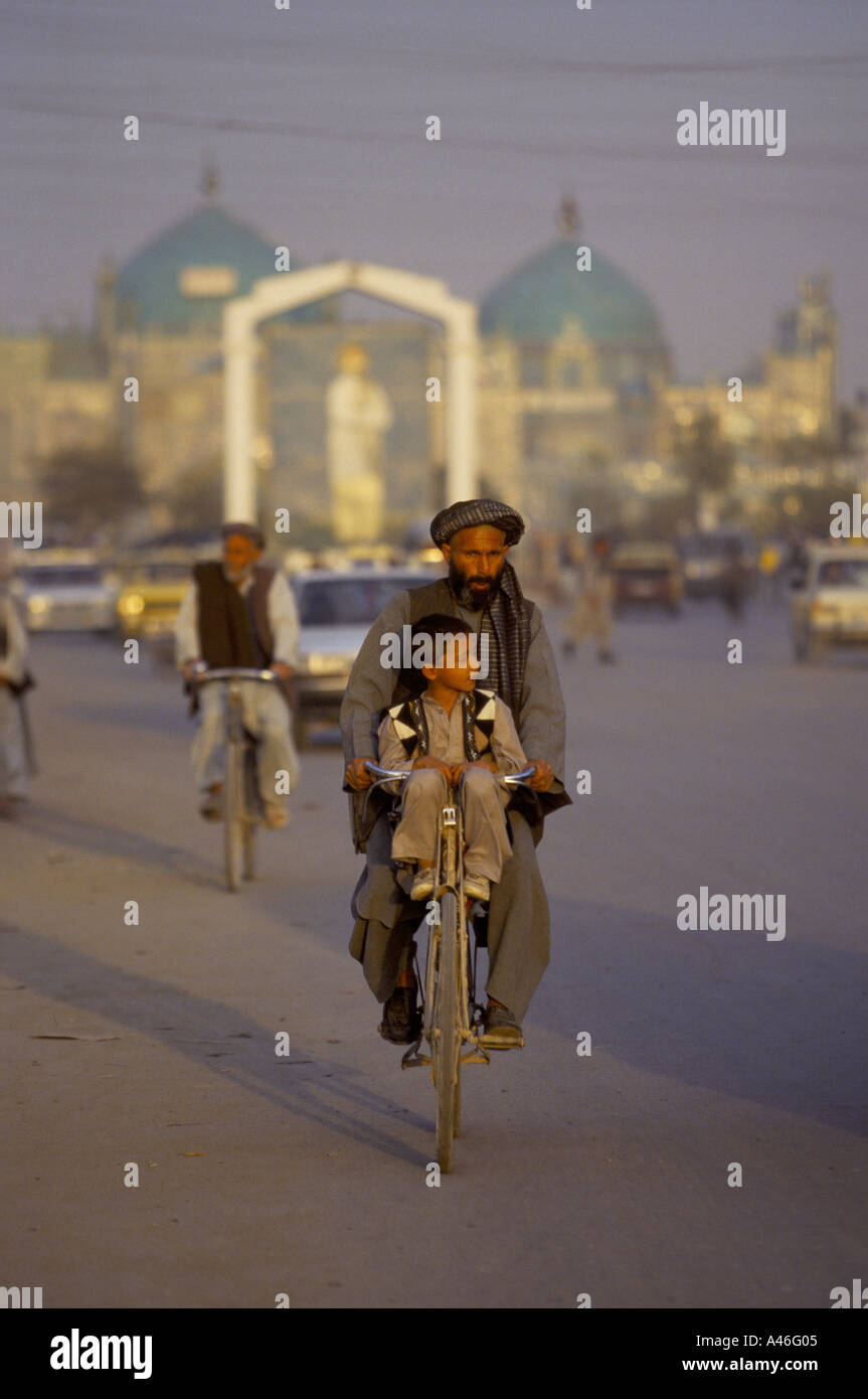 Un Afghan père et fils faire du vélo dans la région de Mazar i Sharif, Afghanistan Banque D'Images