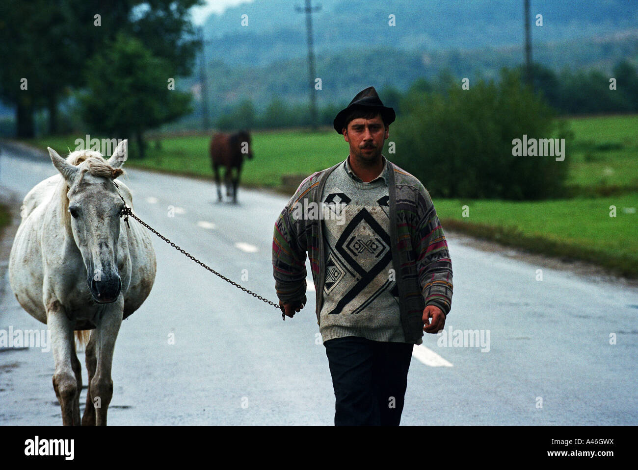 L'homme conduisant son cheval, Roumanie Banque D'Images