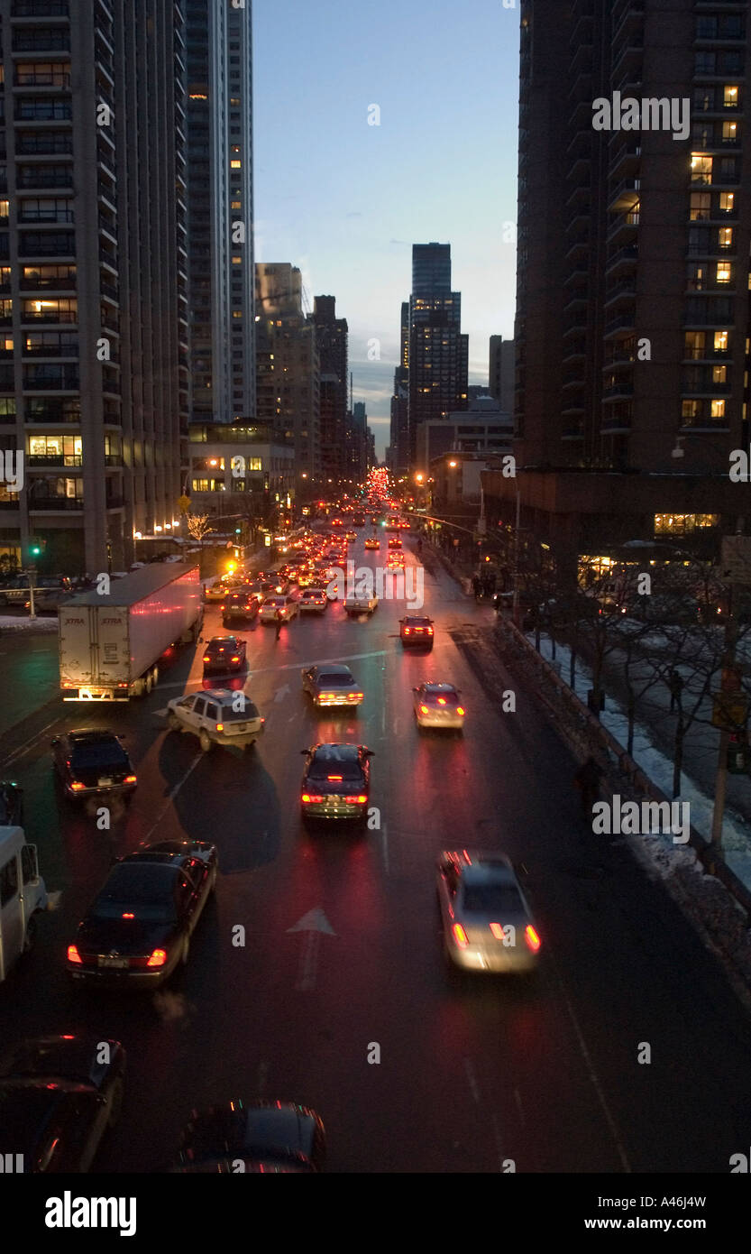 La 2e Avenue, dans la soirée, New York, USA Banque D'Images