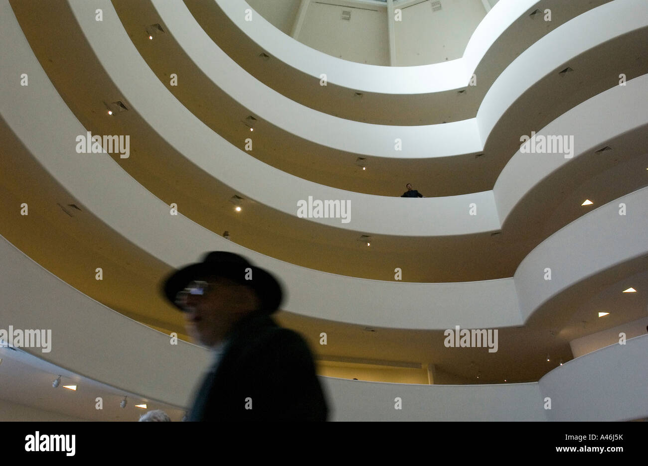 L'homme au Solomon R. Guggenheim Museum, New York, USA Banque D'Images