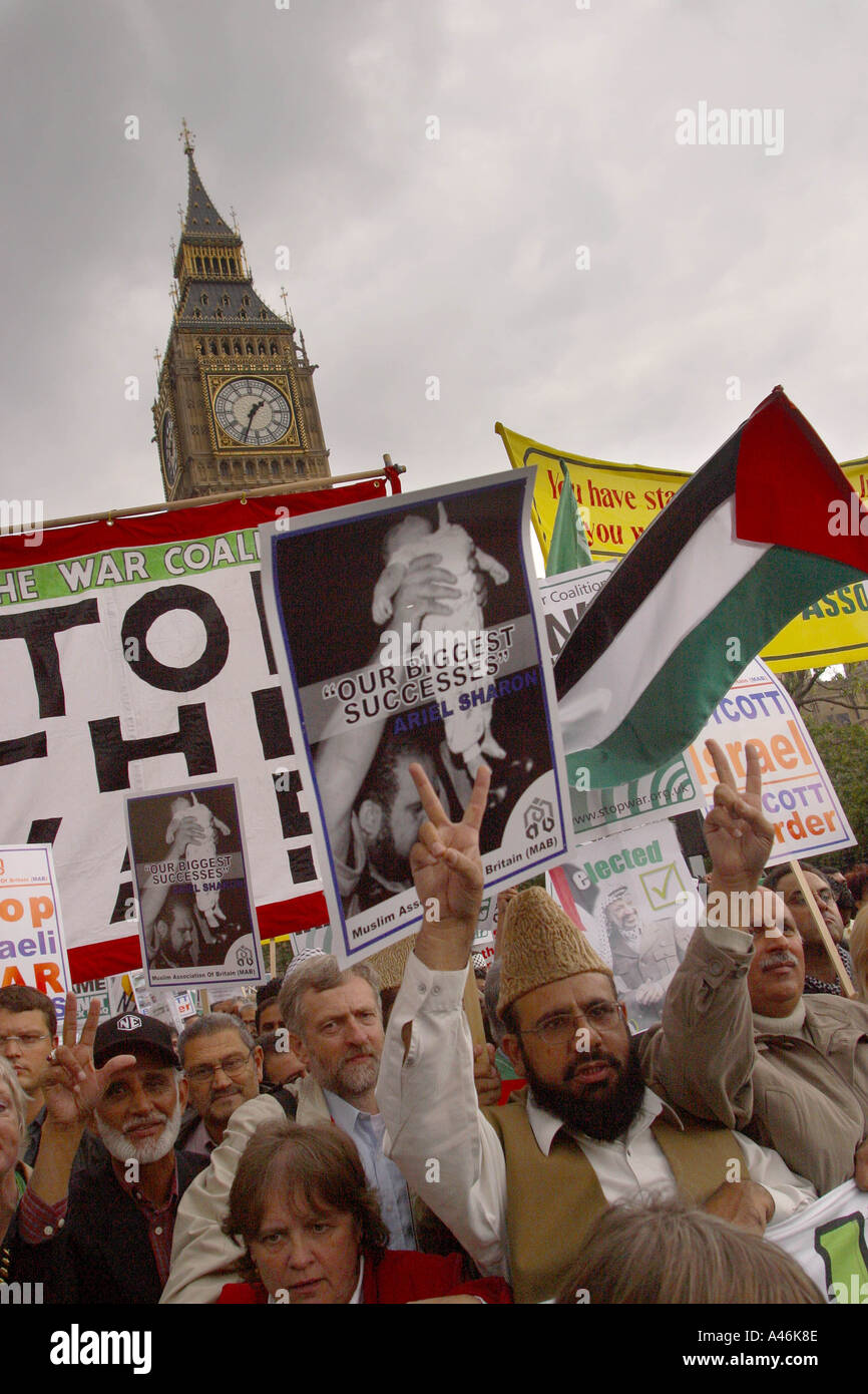 Marche contre la guerre en Irak LONDRES manifestants défilent devant Big Ben sur une manifestation contre une éventuelle guerre en Iraq à Whitehall à Londres 28 septembre 2002, environ 200 000 personnes ont défilé dans la ville pour un rassemblement appelant à des solutions diplomatiques à l'armée américaine s'accumuler contre Saddam Hussein et le conflit israélo-palestinien Banque D'Images