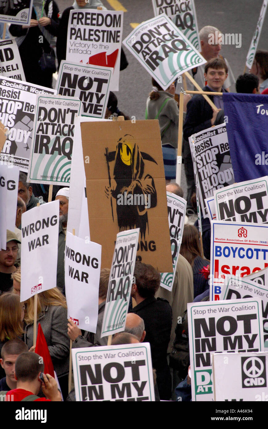 Marche contre la guerre en Irak Londres une affiche fidèlement le faucheur comme protestataires sur mars une manifestation contre une éventuelle guerre en Irak le long de la digue à Londres 28 septembre 2002, environ 200 000 personnes ont défilé dans la ville pour un rassemblement appelant à des solutions diplomatiques à l'armée américaine s'accumuler contre Saddam Hussein et le conflit israélo-palestinien Banque D'Images
