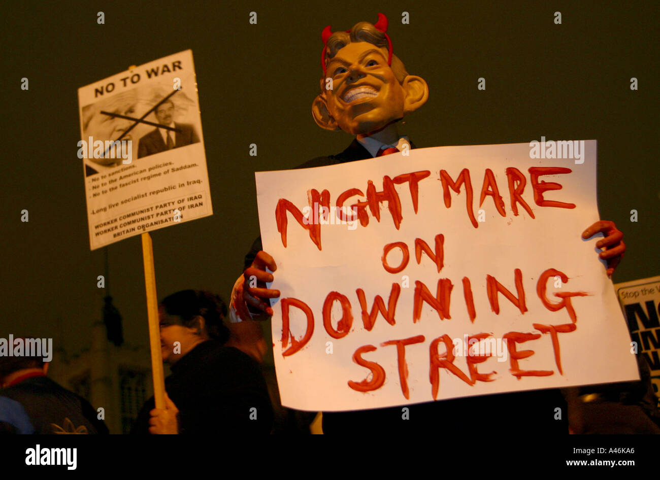 Protestation d'halloween à Londres contre la guerre en Irak un manifestant porte un masque de Tony Blair et cornes diable halloween lors d'une manifestation contre une éventuelle guerre contre l'Iraq à l'extérieur de la chambre du parlement britannique à Londres le 31 octobre 2002 la manifestation de terminer une journée de protestation et d'actions contre les gouvernements britannique en charge de l'Organisation des États sur la politique de la recherche d'un changement de régime en Irak par la force signe lit cauchemar sur Downing Street Banque D'Images