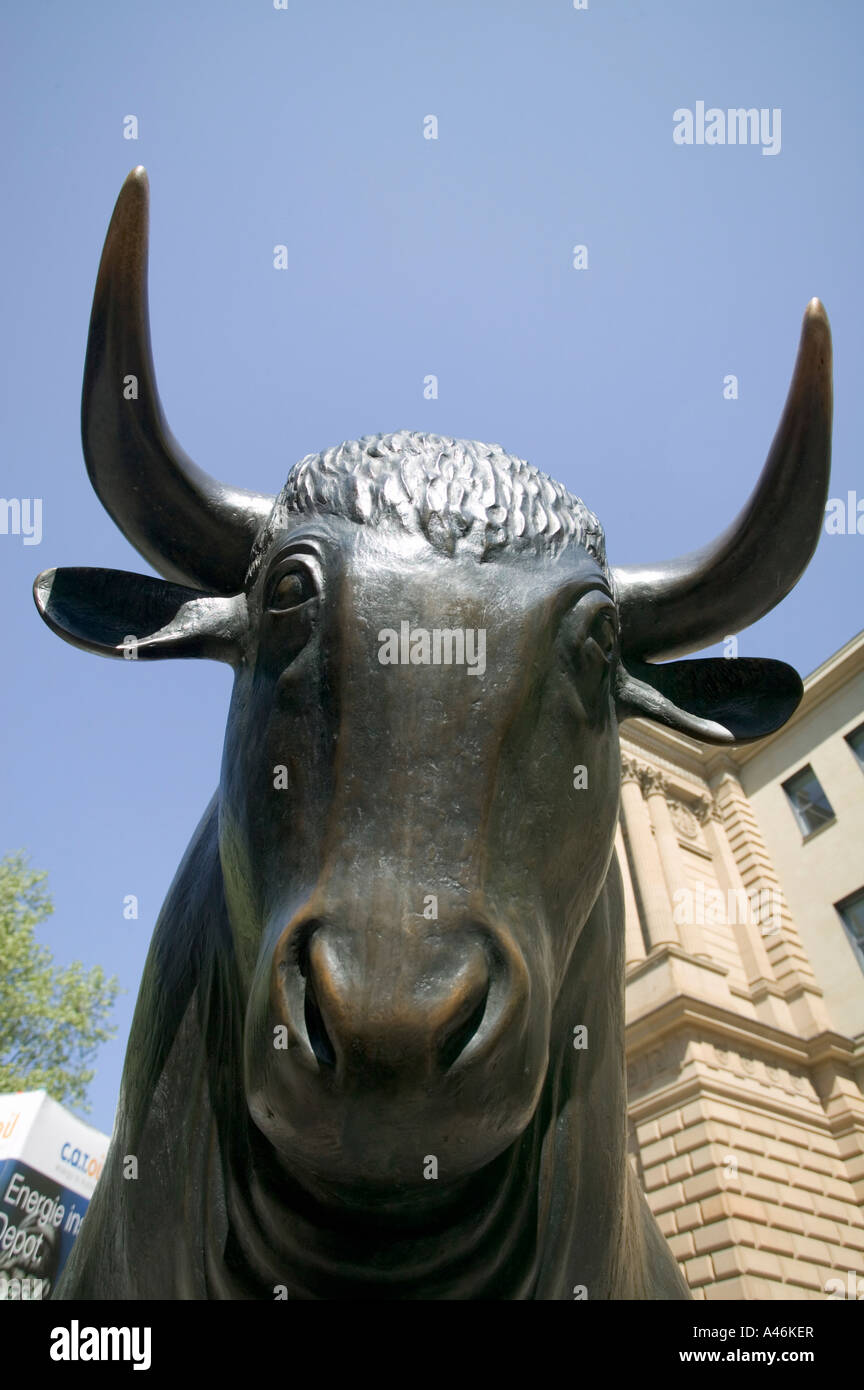 Sculpture d'un taureau en face de la Bourse allemande à Francfort sur le Main Banque D'Images