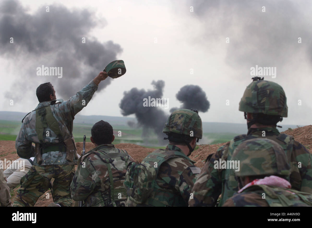 Un chasseur peshmergas kurdes comme des vagues de soldats des forces spéciales US watch une alliance sur les forces de l'armée au Kurdistan irakien Banque D'Images