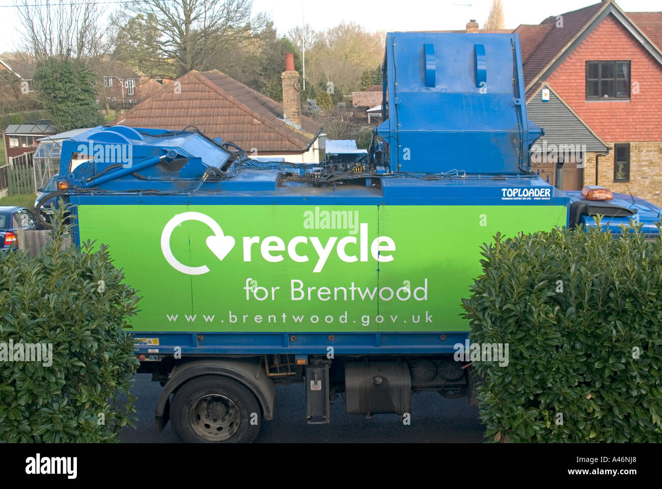 Affiche de recyclage du Conseil de Brentwood sur le côté de la collecte des ordures poubelles grappins hydrauliques pour vider les ordures ménagères Essex Angleterre Royaume-Uni Banque D'Images
