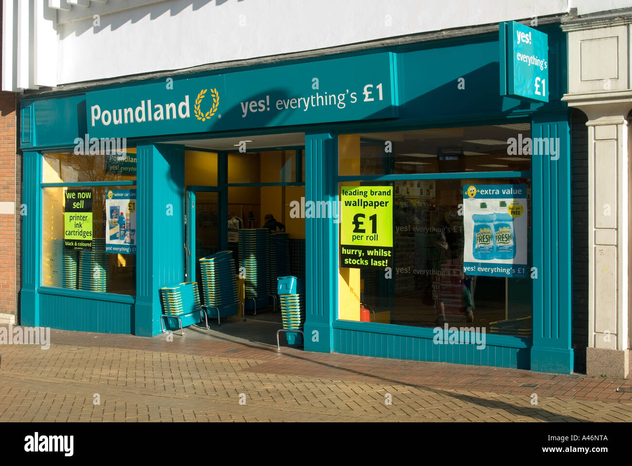2005 centre-ville Poundland Bargain Store, magasins et commerces de détail, zone commerçante piétonne, ville de Chelmsford Essex, Angleterre, Royaume-Uni Banque D'Images