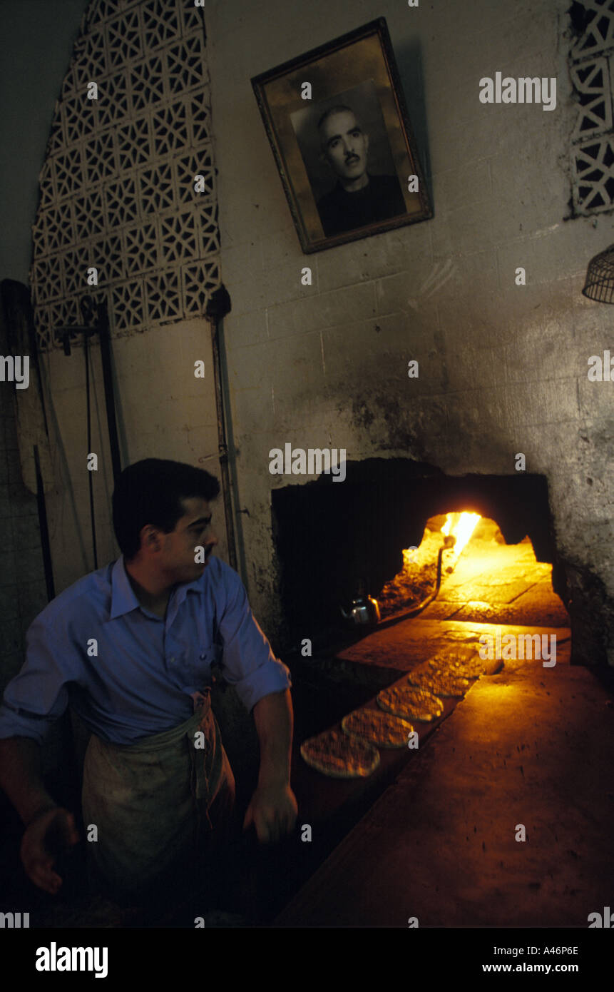 Un pain plat pousse baker surmontée de viande dans le four aleppo syrie Banque D'Images