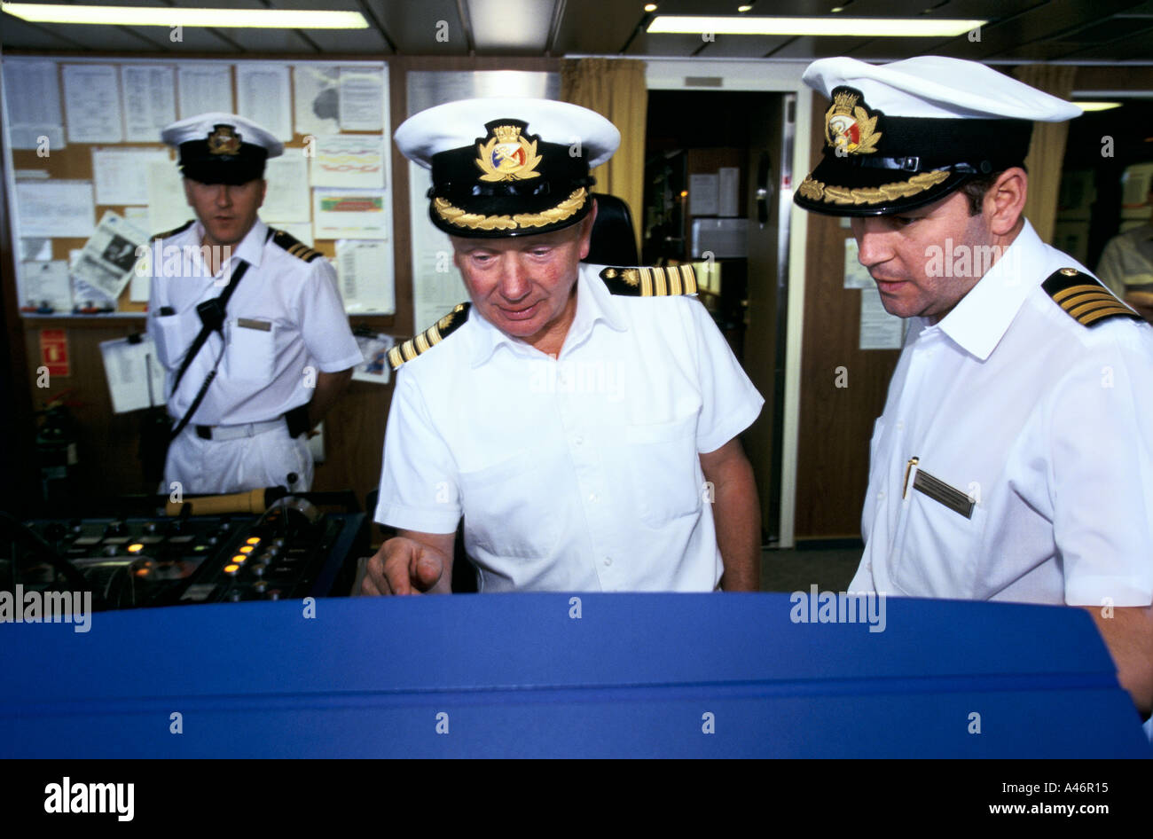 Le capitaine et les officiers sur le pont du bateau de croisière Oriana Banque D'Images