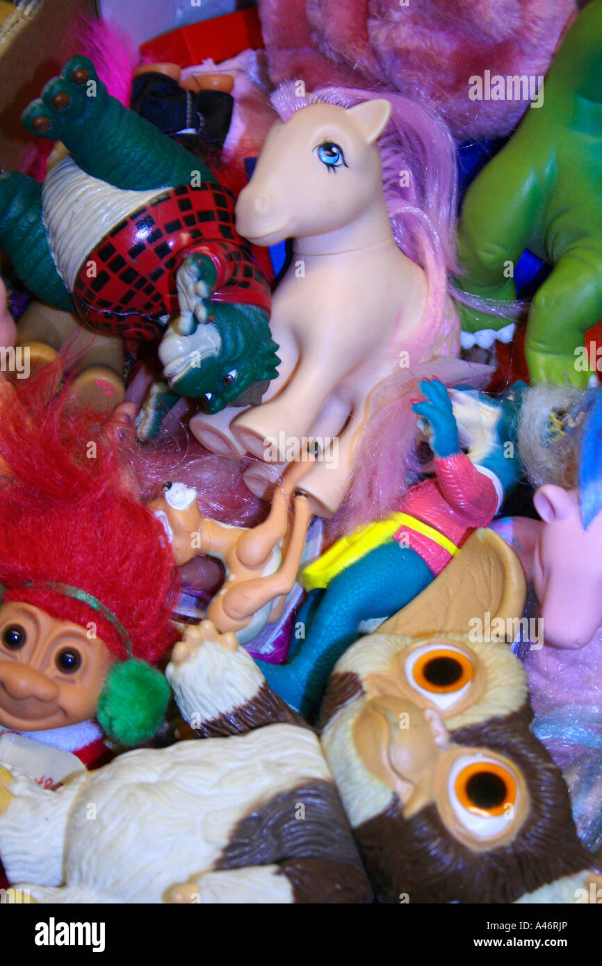 80's 90's/jouets pour enfants dans une pile Banque D'Images