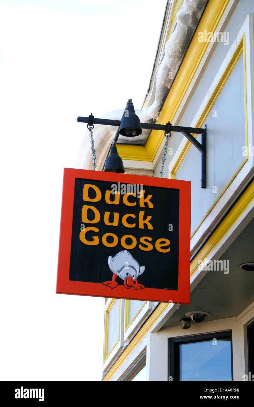 Duck Duck Goose pendaison shop sign Banque D'Images