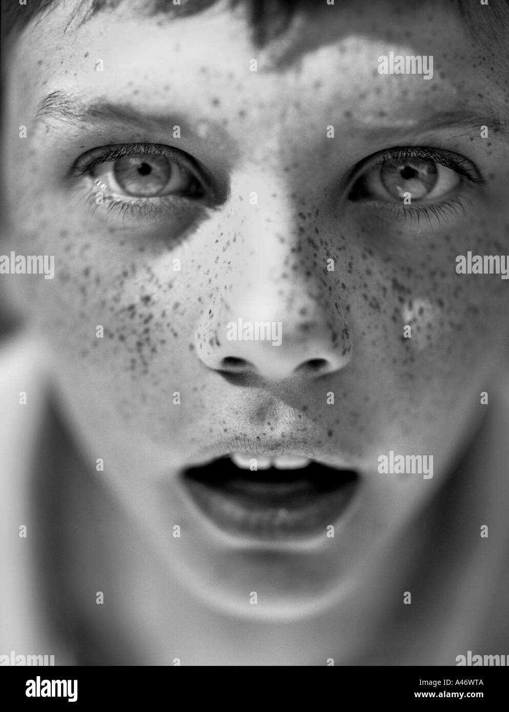 Portrait noir et blanc d'un garçon avec une expression choquée Banque D'Images
