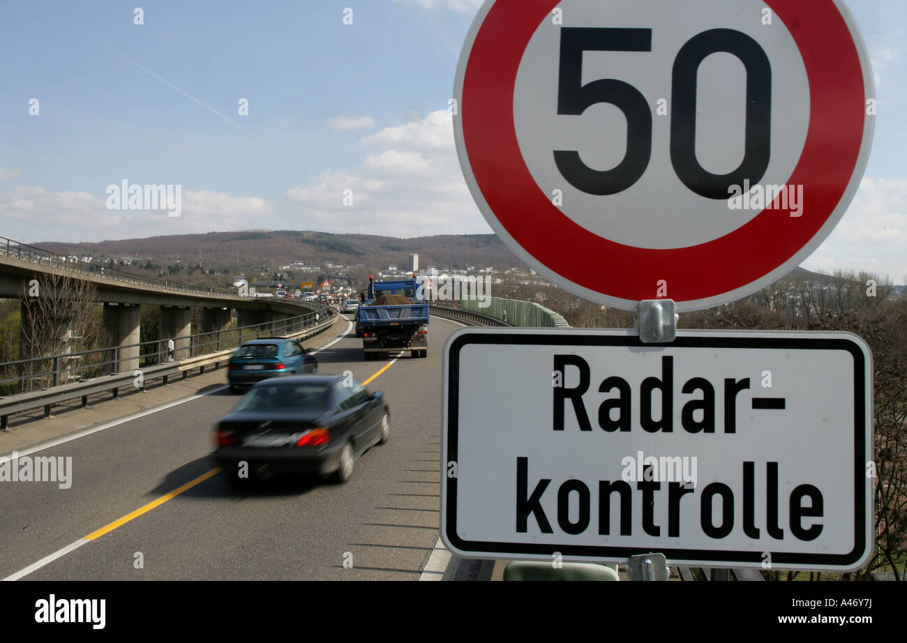 Signe de la circulation "peedlimit 50 par heure vitesse' sera contrôlé par radar Banque D'Images