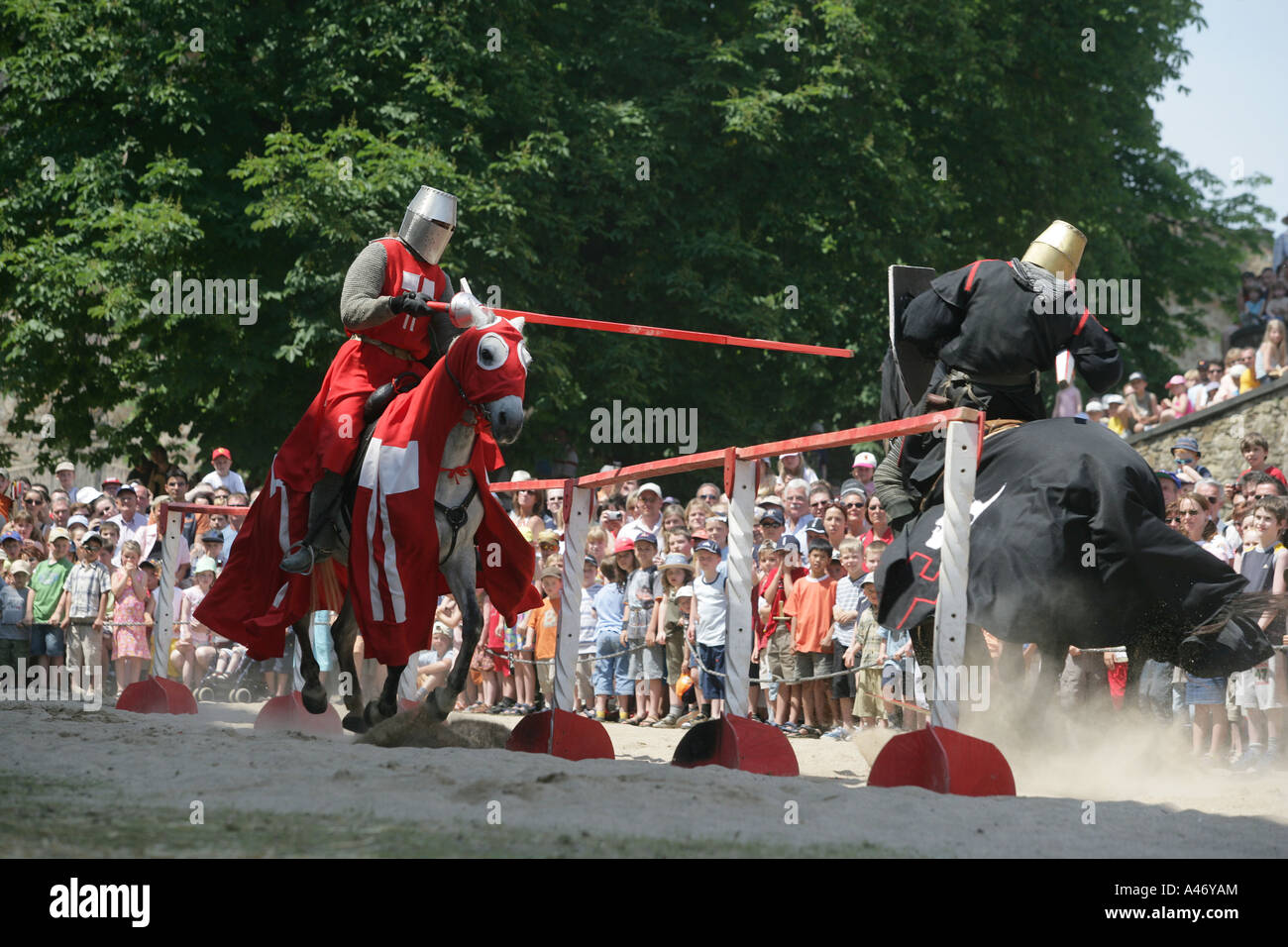 Deux chevaliers sur les chevaux se battent avec des lances à un spectacle sur la forteresse Ehrenbreitstein près de Coblence, Rhénanie-Palatinat Banque D'Images