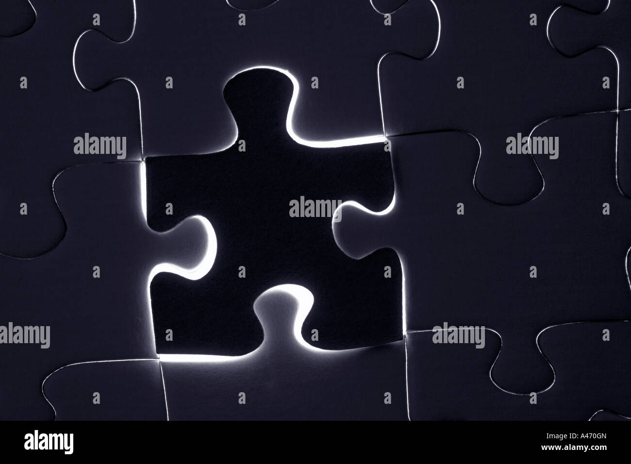 Puzzle en rétro-éclairage, la dernière pièce ne convient pas parfaitement, macro Banque D'Images