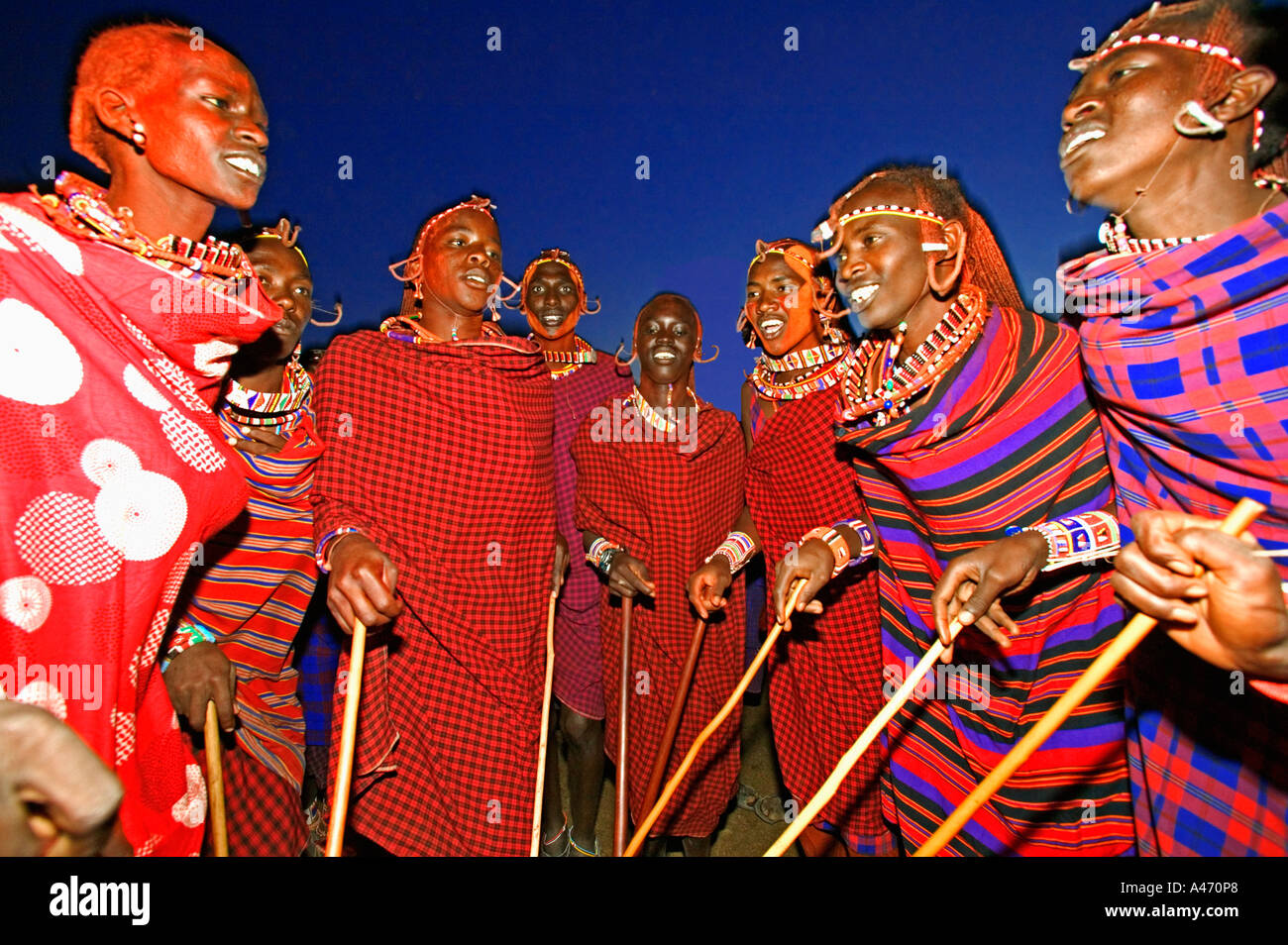 Les guerriers massaïs stand en cercle pour chanter le chant fait pour célébrer les passages dans la vie tels que l'excision et le mariage au Kenya Banque D'Images
