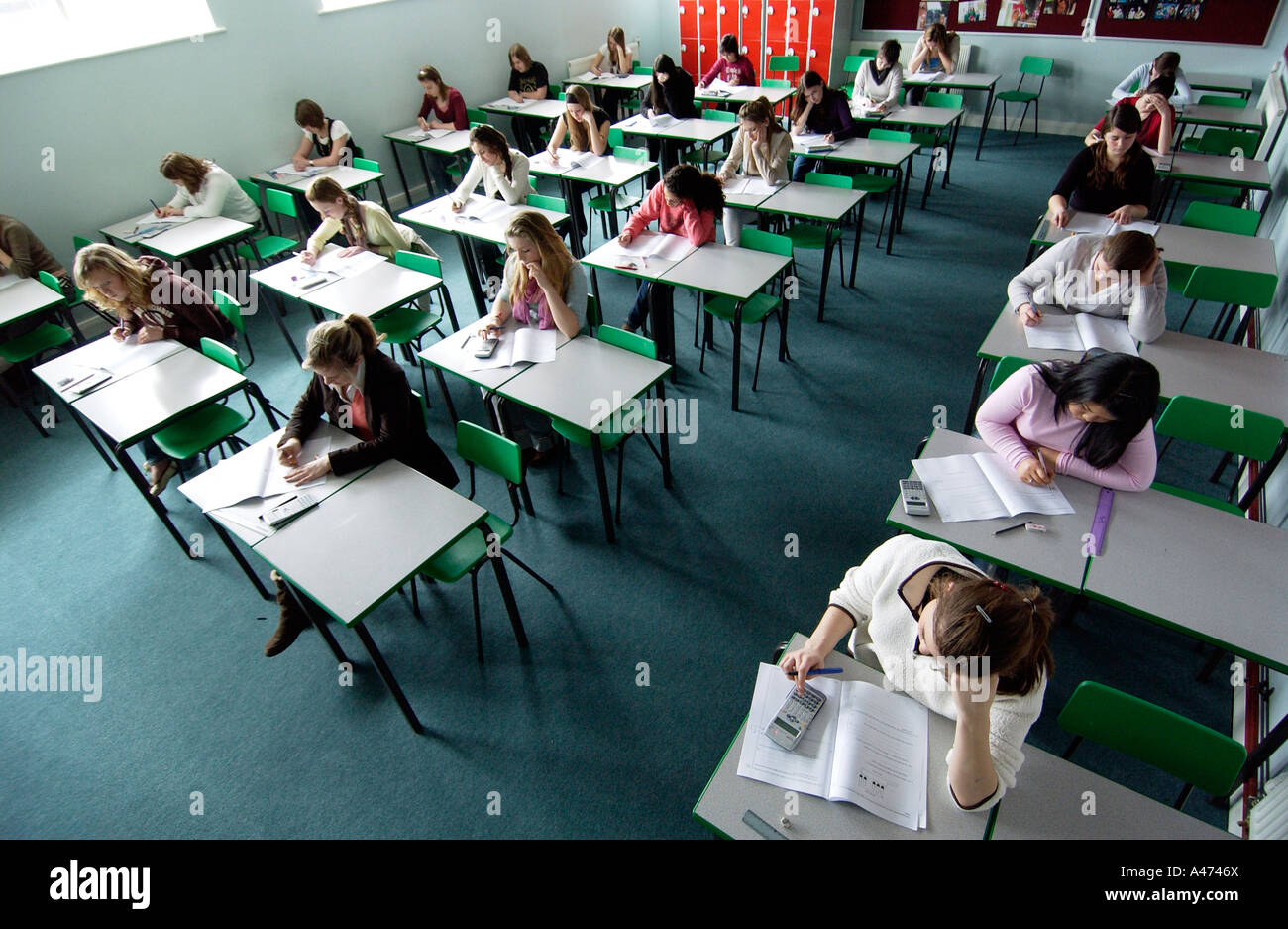 Une classe d'adolescentes en tenant un examen Banque D'Images
