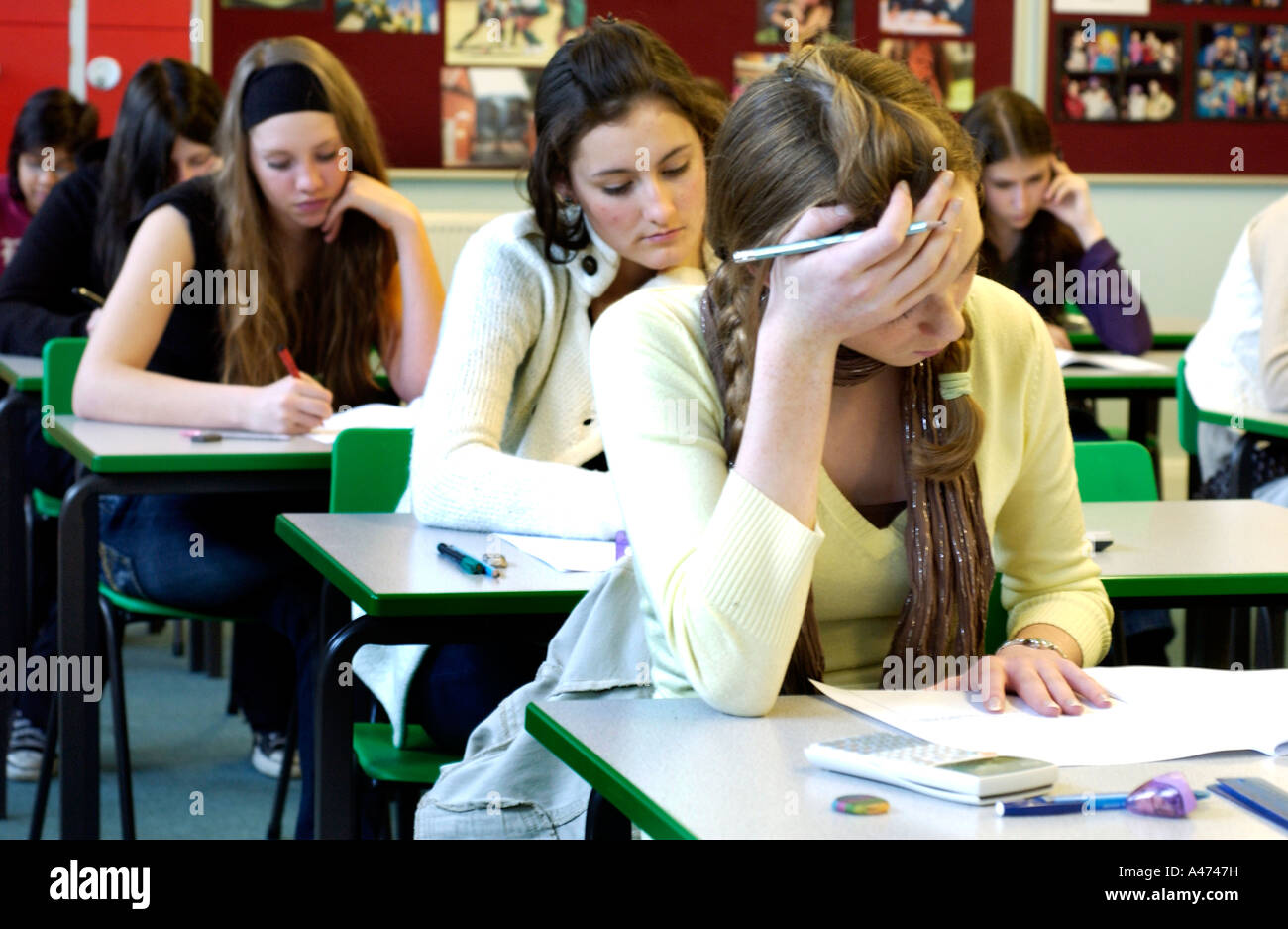 Teenage Girls sitting exams Banque D'Images