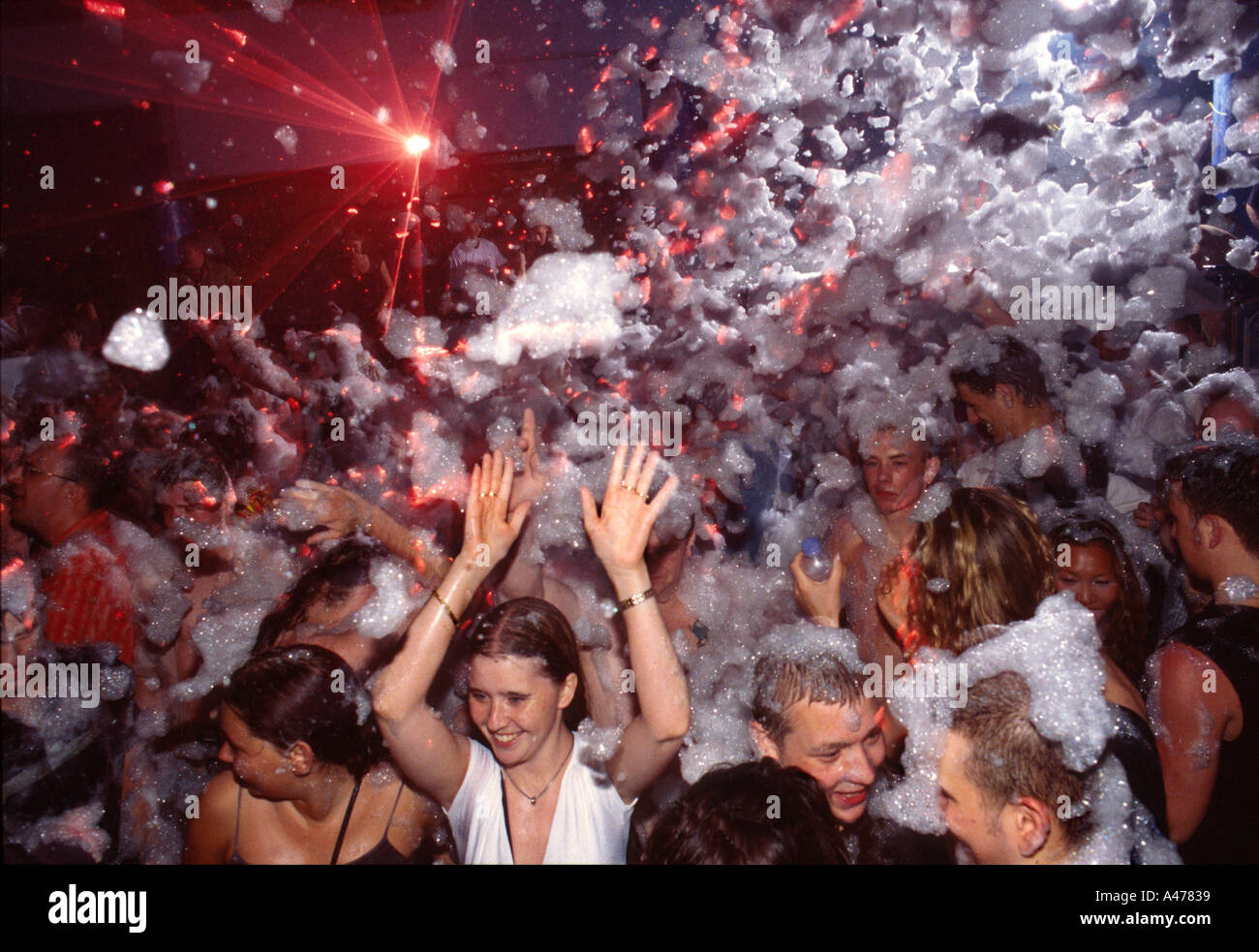 Les jeunes vacanciers appréciant la mousse party au Eden nightclub Ibiza Espagne Banque D'Images