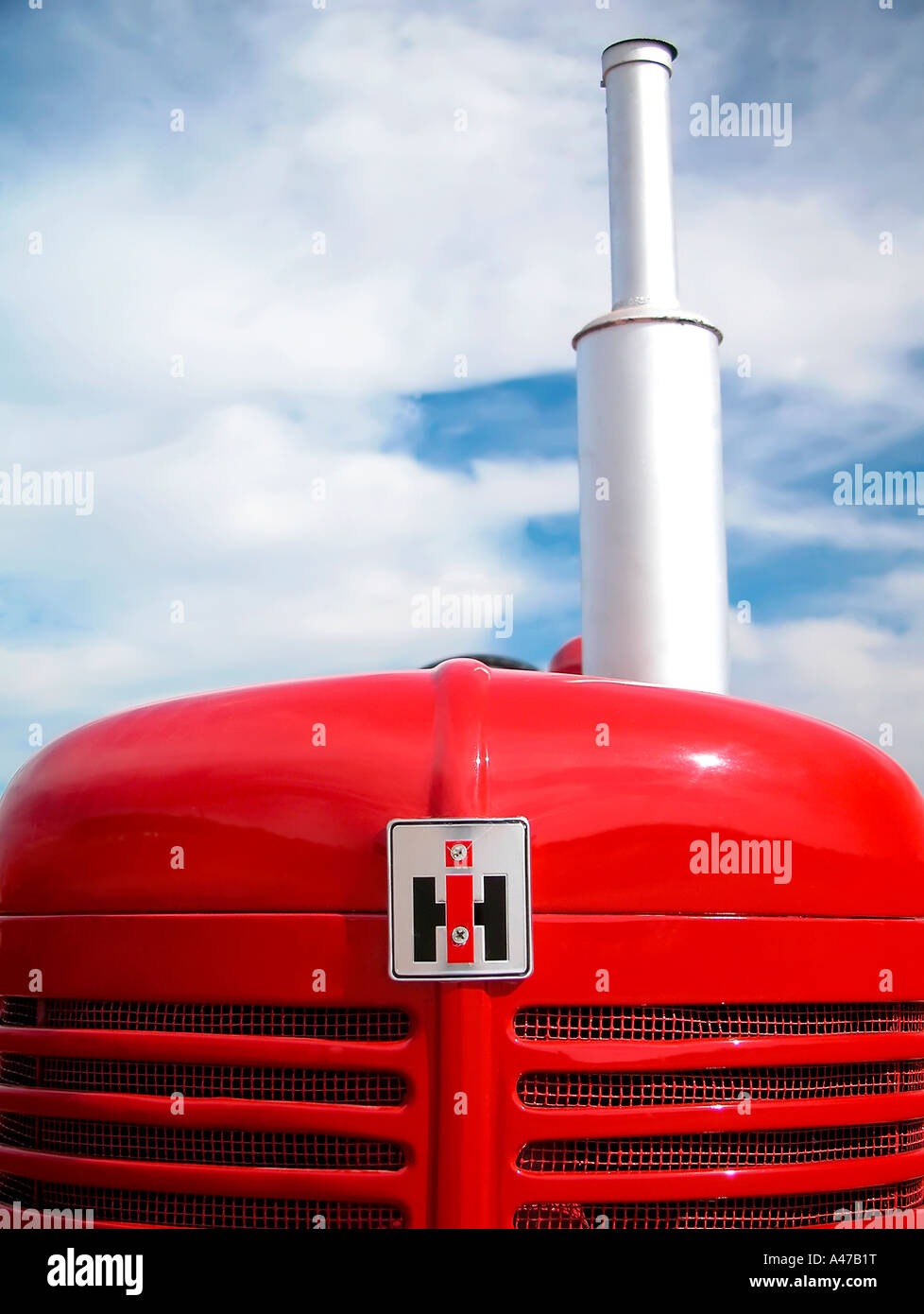 International Harvester Vintage/tracteur Farmall photo prise à l'ancienne batteuse s jour dans la région de Yuma dans le Colorado. Gros plan l'extrémité avant. Banque D'Images
