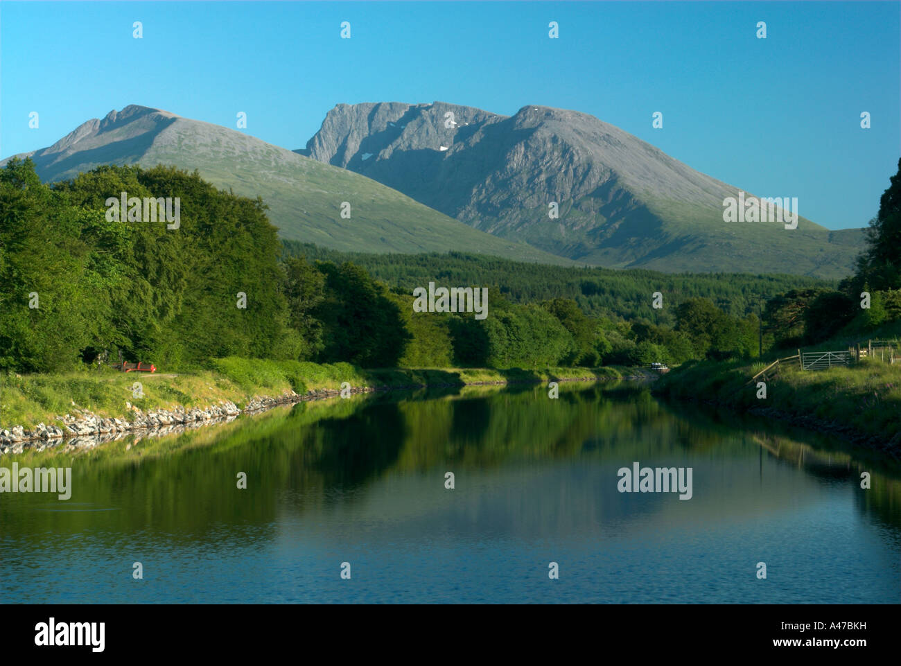 Caledonian Canal et le Ben Nevis Banque D'Images