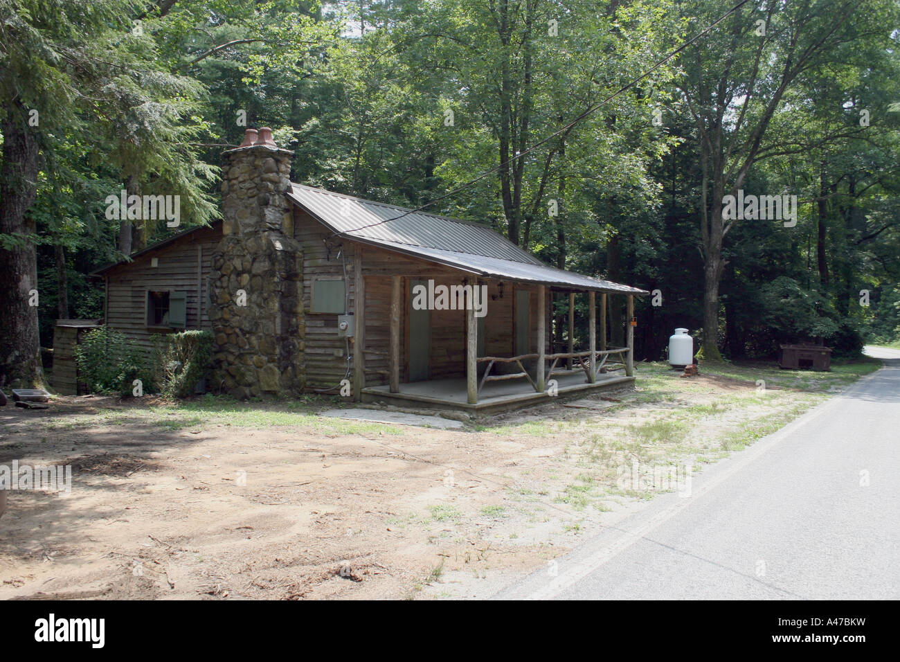 Vieille maison ou chalet sur le bord de la route dans la West Virginia USA Banque D'Images