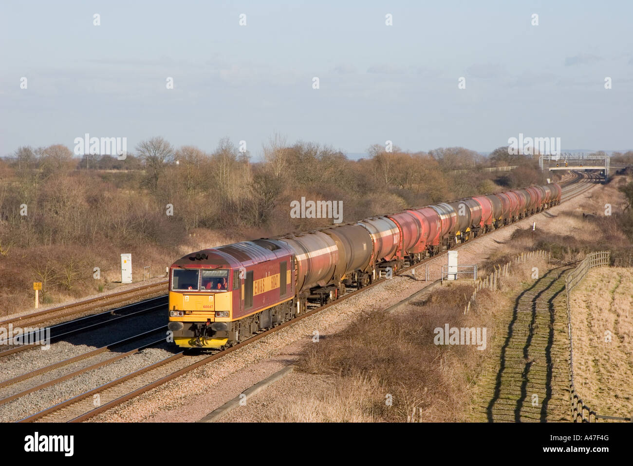 Un EWS locomotive diesel de catégorie 60 Propriété nombre 60047 travaillant un train de vider les réservoirs d'huile à bogies MURCO près de Denchworth dans le Berkshire. Banque D'Images